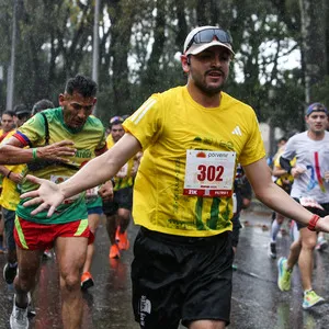 Participante corriendo bajo un cielo nublado.