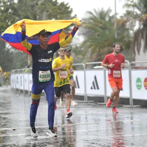 Hombre corriendo con la bandera de Colombia