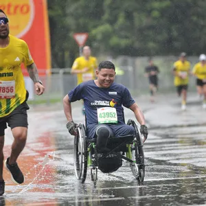 United for colombia llegando a la meta en la media maraton bogota