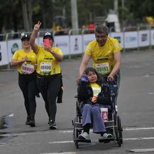 Atleta corriendo en familia la carrera atletica bogota