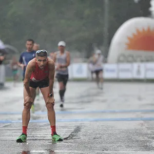 Grupo de atletas corriendo bajo la lluvia