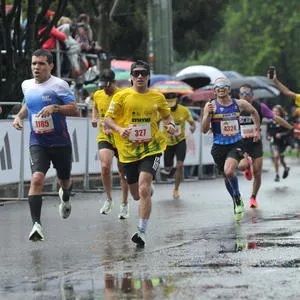 Corredores bajo la lluvia en Bogotá