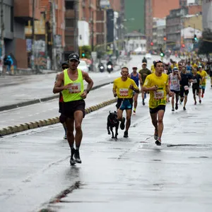 Atletas corriendo por la carrera séptima