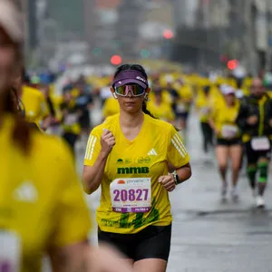 Mujer corriendo con cara de concentración