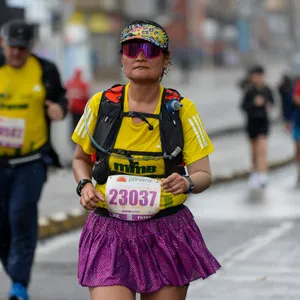 Mujer con falda morada en una carrera de atletismo