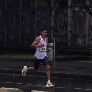 Jami corriendo 21 Km en la media maratón de Bogotá