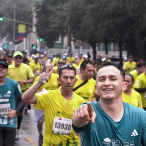 Hombre sonriendo y señalando en la mmB