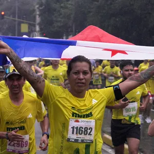 Mujer corriendo con la bandera de Panamá