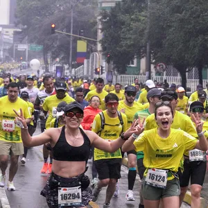 Dos mujeres eufóricas corriendo en Bogotá