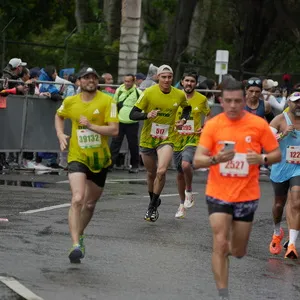 Participantes en el último tramo antes de la meta en la 21K