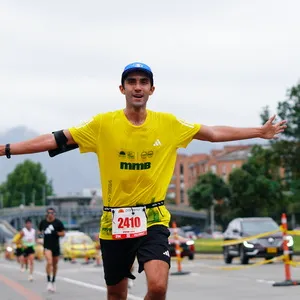 Participante corriendo junto a un punto de referencia en Bogotá