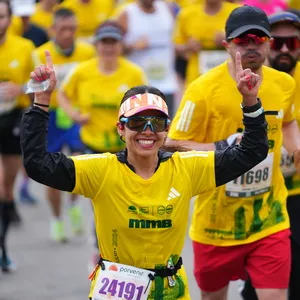 Participantes corriendo bajo el cielo despejado