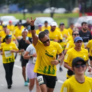 Atletas corriendo por una avenida arbolada