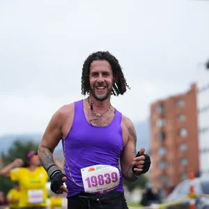 Atleta corriendo con energía bajo una intensa lluvia