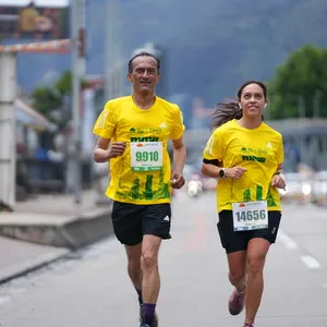 Pareja corriendo junta con entusiasmo