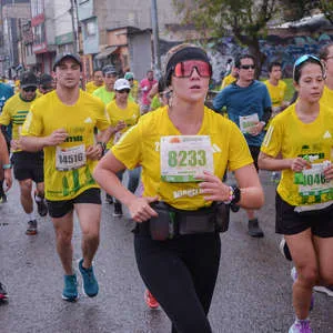 Corredores disfrutando del recorrido urbano de 21K en Bogotá