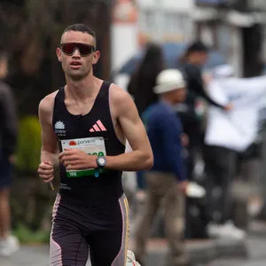 Atleta élite corriendo con velocidad y determinación