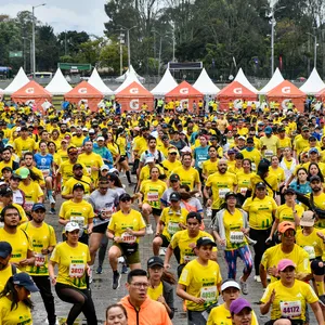 Corredores realizando ejercicios de estiramiento durante el calentamiento