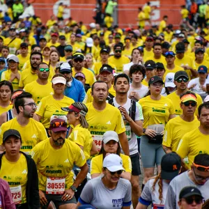 Participantes haciendo estiramientos dinámicos antes de la salida de la media maratón de Bogotá