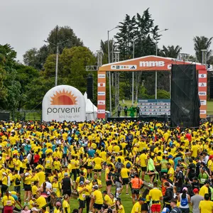 Grupo de atletas visto de espaldas haciendo calentamiento