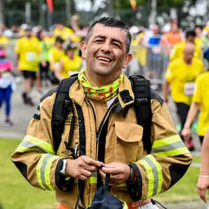 Bombero feliz por finalizar la carrera