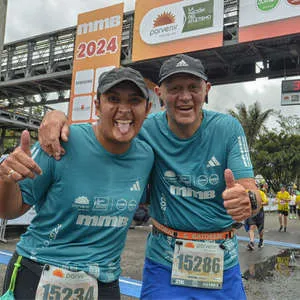 Corredores celebrando su logro en la línea de meta en Bogotá