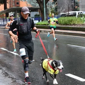 Atleta corriendo en bajada con el perro