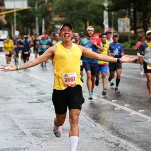 Atleta emocionado a mitad de carrera