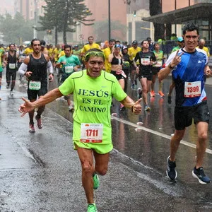 Corredores bajo la lluvia en la carrera atletica