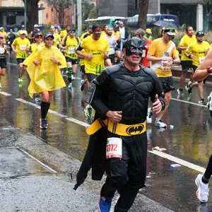 Grupo de atletas en bajada conquistando la media maraton de bogota