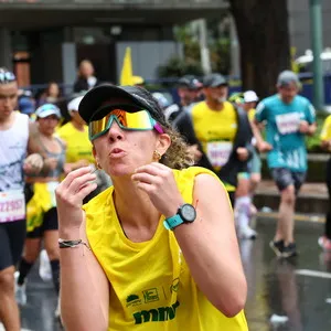 Atleta mandando picos en la media maraton de bogota recorrido