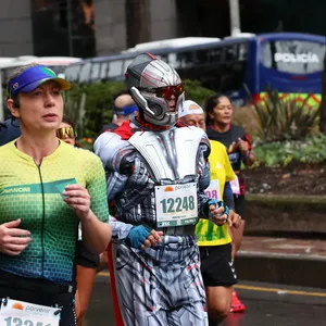 Atletas con mirada de concentración en media maraton de bogota