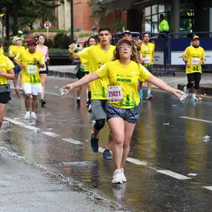 Atletas corriendo con lluvia, mmb resultados