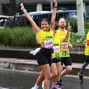 Atletas corriendo en grupo la maraton bogota