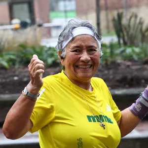 Atleta veterana en la ruta media maraton