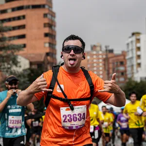 Corredor sacando la lengua en la carrera atletica