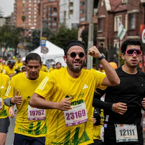 Grupo de atletas corriendo unidos