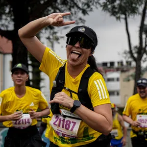 Mujer rockera conquistando la carrera con camiseta oficial