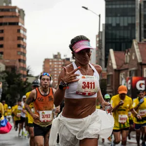 Corredora en una recta larga de la carrera de ruta