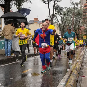 Superman presente en carreras de media distancia en el atletismo