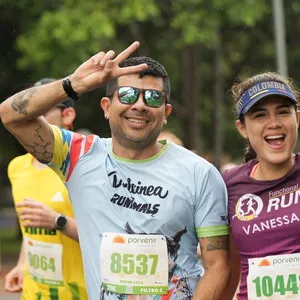 Pareja feliz en maraton