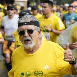 Persona viendo a mara con el pulgar arriba