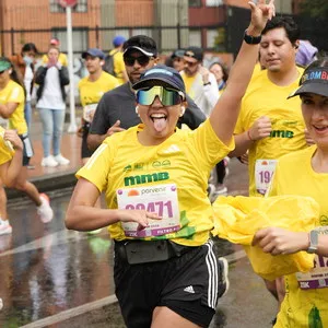 mujer con la lengua por fuera en maraton atletismo