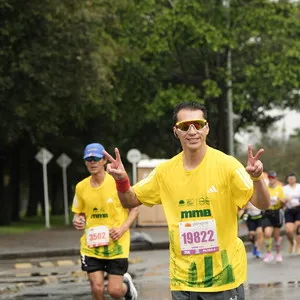 Hombre con ambas manos arriba en carrera 21 k