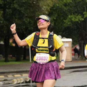 Mujer feliz con falda morada