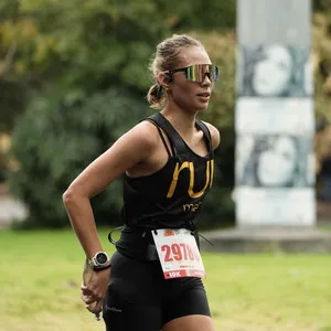 Mujer joven corriendo maraton