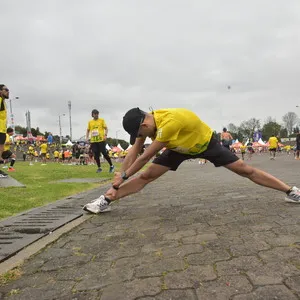 hombre estirando para carrera hoy bogota