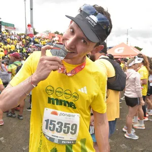 Joven despues de crusar meta atletismo