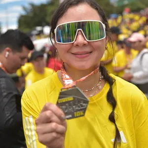 Joven mujer con medallas bogota