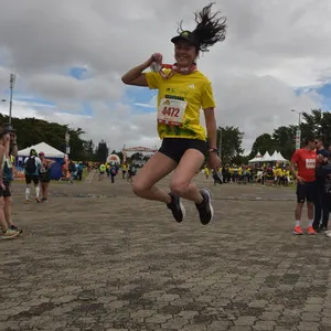 Mujer saltando alegre